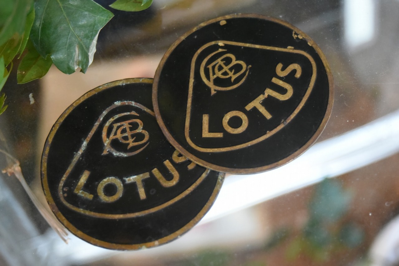 102965 UK ヴィンテージ　 「LOTUS ロータス」　 2枚セット　旧ロゴ　ブラス　真鍮エンブレム