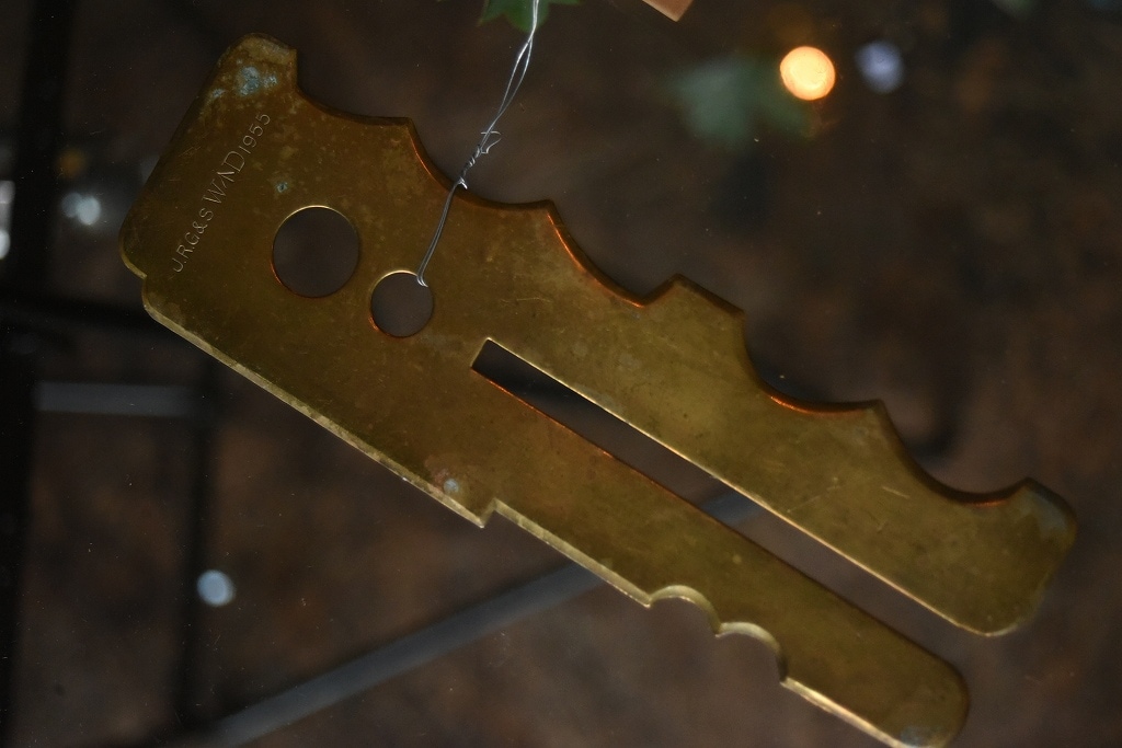 103353 UK ヴィンテージ　メダルボタンポリッシュプレート