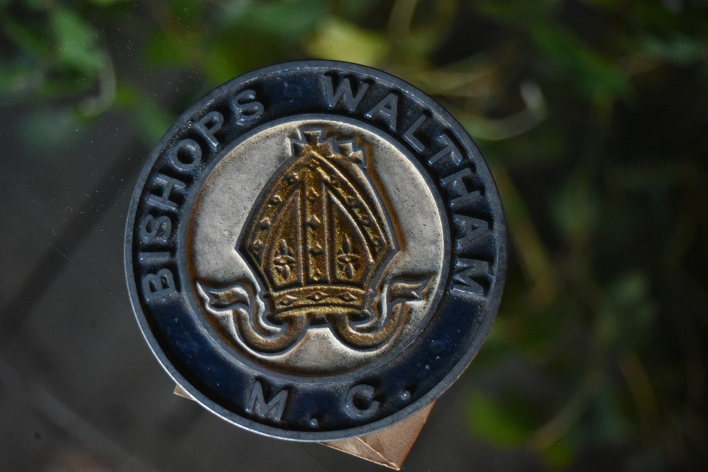 832 UK ヴィンテージ　 「BISHOPS WALTHAM」　エンブレム　クラシックカー　オーナメント
