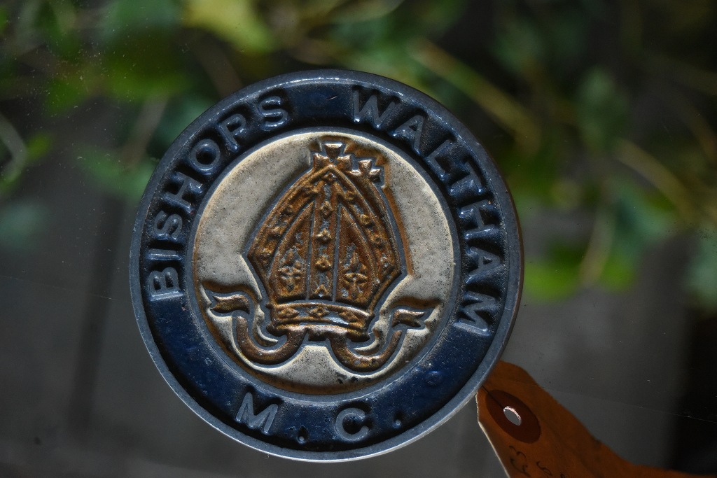 833 UK ヴィンテージ　 「BISHOPS WALTHAM」　エンブレム　クラシックカー　オーナメント