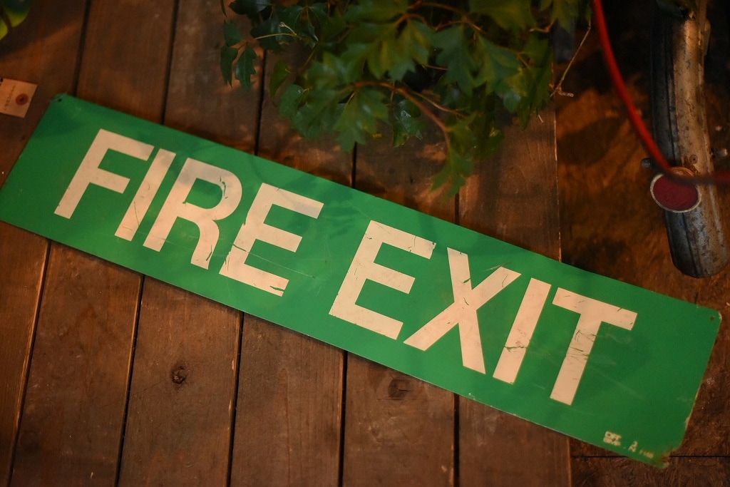 102940 ヴィンテージ　「FIRE EXIT」　看板 英国製　MADE IN ENGLAND