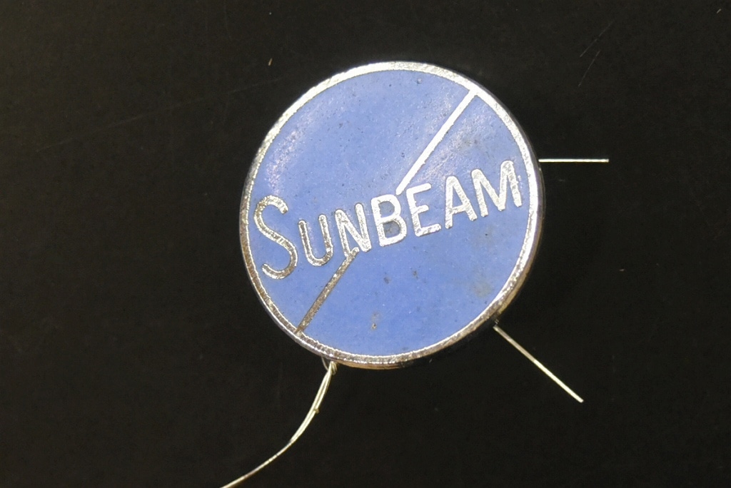 104528 ヴィンテージ 　「SUNBEAM」　 旧車　メタル　バッジ　エンブレム　英国 MADE IN ENGLAND　バッヂ　バッチ