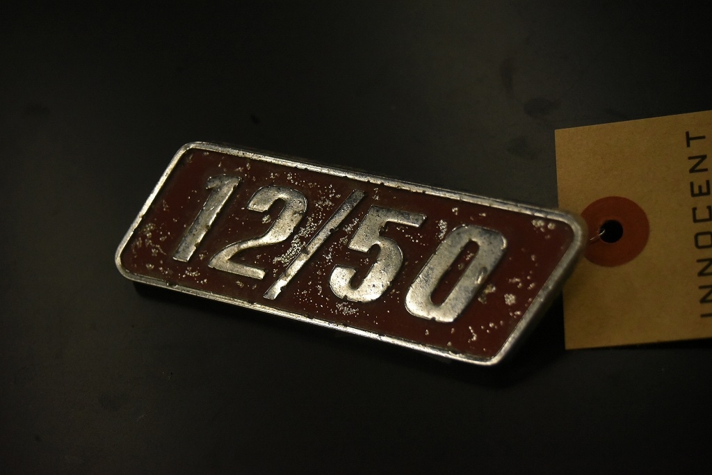 104505  ヴィンテージ 　「Triumph Herald 12/50 トライアンフ」　 旧車　エンブレム　英国 MADE IN ENGLAND