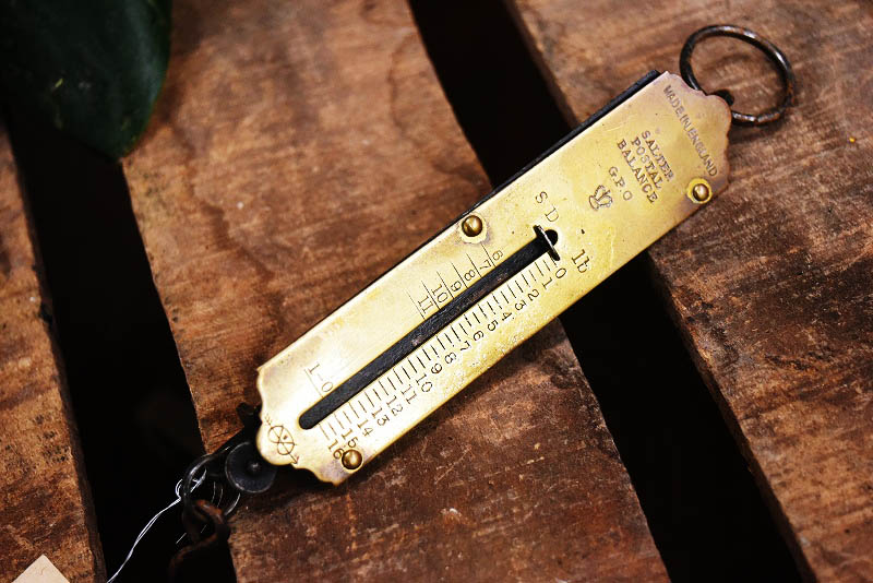 105330 ヴィンテージ　「SALTER POSTAL BALANCE」　バネ秤　計量器　吊り下げ式秤　スケール　真鍮製　ブラス　英国 MADE IN ENGLAND