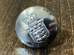 107456 英国ヴィンテージボタン ピンバッジ ブラス 真鍮 INNOCENT オリジナル商品！