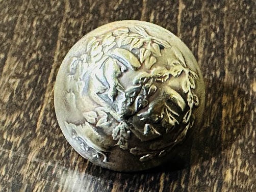 107457 英国ヴィンテージボタン ピンバッジ ブラス 真鍮 INNOCENT オリジナル商品！