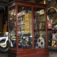 108405 販売及び長期リース店舗什器　英国製アンティーク　3段　ガラスショーケース 　|レンタル&リース