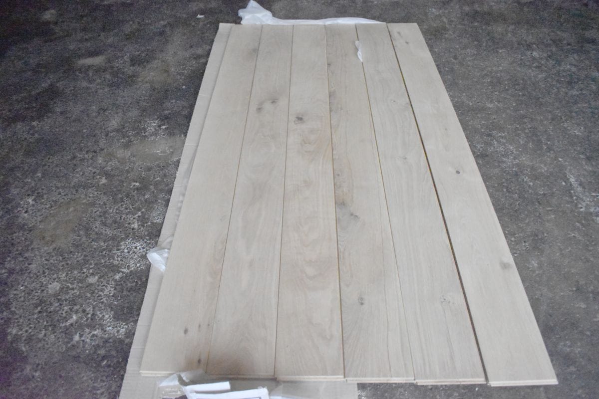 ホワイトオーク　フローリング　SIZE: 15X150X1820mm WHITEOAK OPC (Rustic) Unfinished Quantity: 6PCS/1.638M² 　6枚入