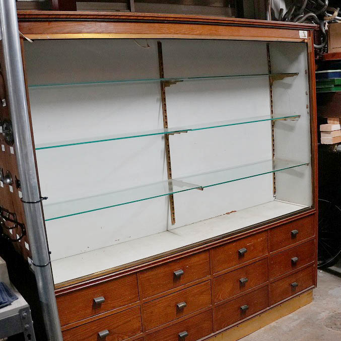 101346 販売及び長期リース店舗什器　英国製アンティーク　4段　12引出　ガラスショーケース 　