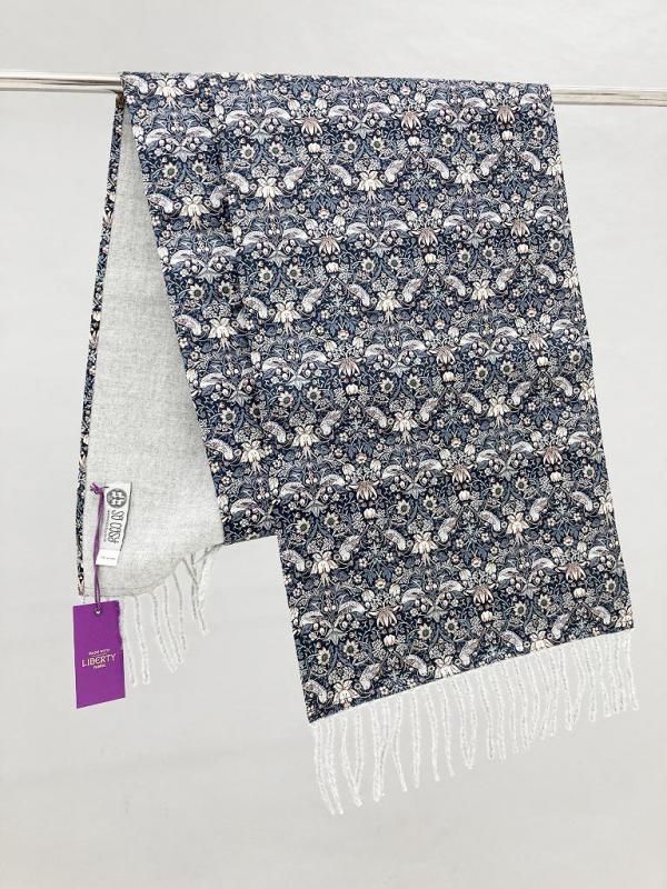 108324 英国 「SO COSY」　「Liberty Fabric Scarf 」　100％ベビーアルパカウール COLOR： Silver Grey & flower