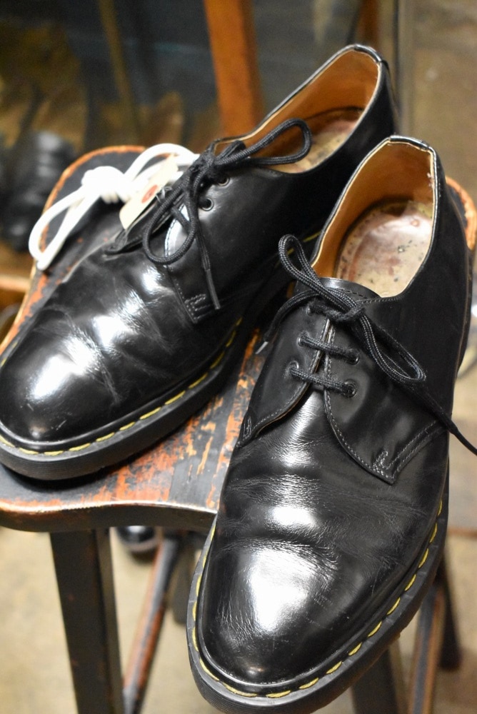 109075 ヴィンテージ シューズ「 ドクターマーチン」　Dr. Martens 3ホール MADE IN ENGLAND 替え紐付き