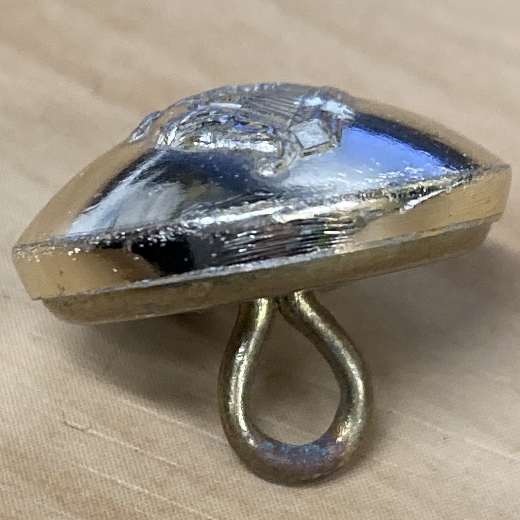 105991 英国　「Irish Guards Regiment Tunic」　SMITH&WRIGHT BIRMINGHAM ボタン 小1個　真鍮製紋章 キングスクラウン