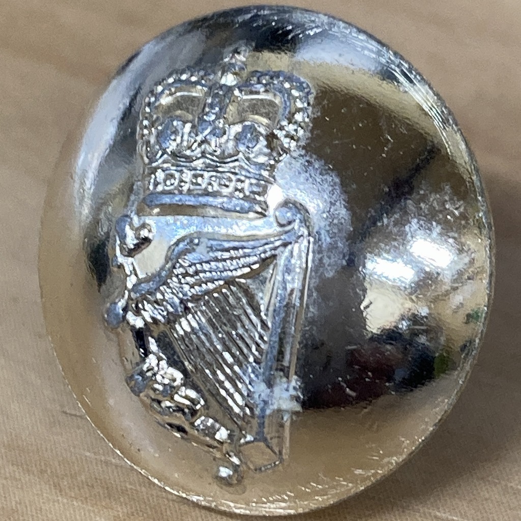 105991 英国　「Irish Guards Regiment Tunic」　SMITH&WRIGHT BIRMINGHAM ボタン 小1個　真鍮製紋章 キングスクラウン