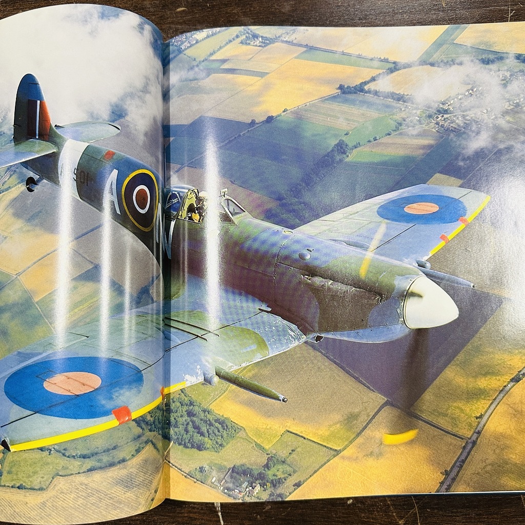B4609「SPITFIRE FLYING LEGEND」スピットファイア