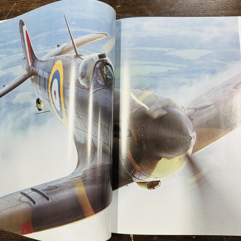 B4609「SPITFIRE FLYING LEGEND」スピットファイア