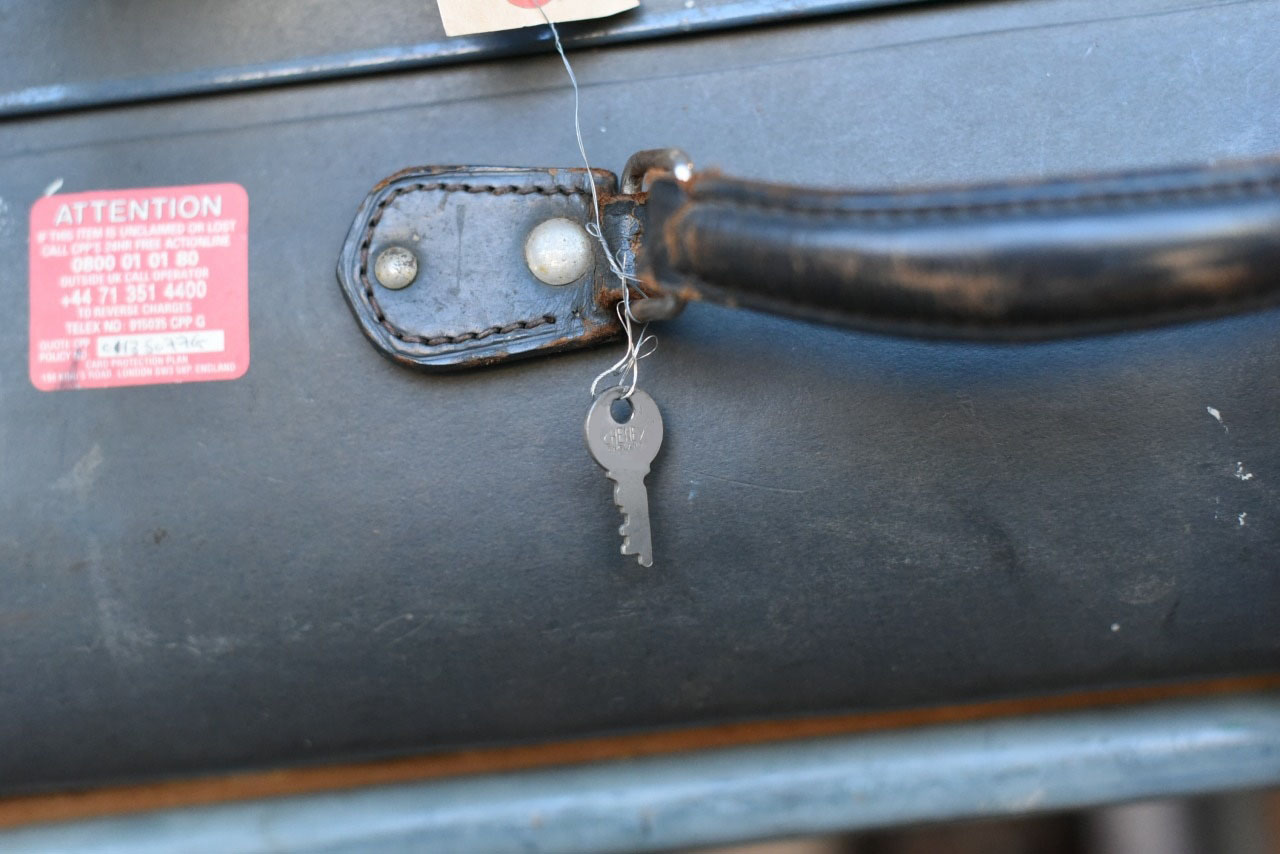 102645 UK ヴィンテージ　英国 グローブ トロッター 「GLOBE TROTTER」 MADE IN ENGLAND 刻印　取っ手破損