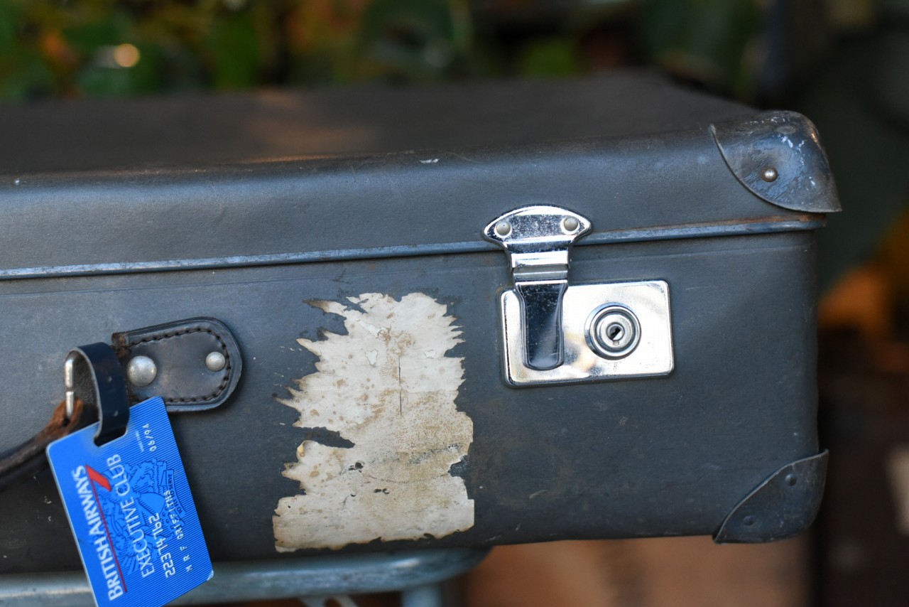 102645 UK ヴィンテージ　英国 グローブ トロッター 「GLOBE TROTTER」 MADE IN ENGLAND 刻印　取っ手破損