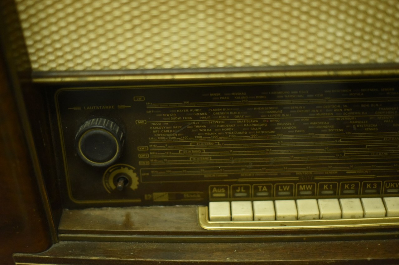 000539 ドイツ　RFT ヴィンテージ　ラジオ　