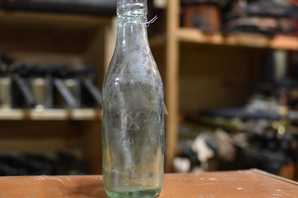 106788 ヴィンテージ　ボトル　瓶　イギリス ガラス