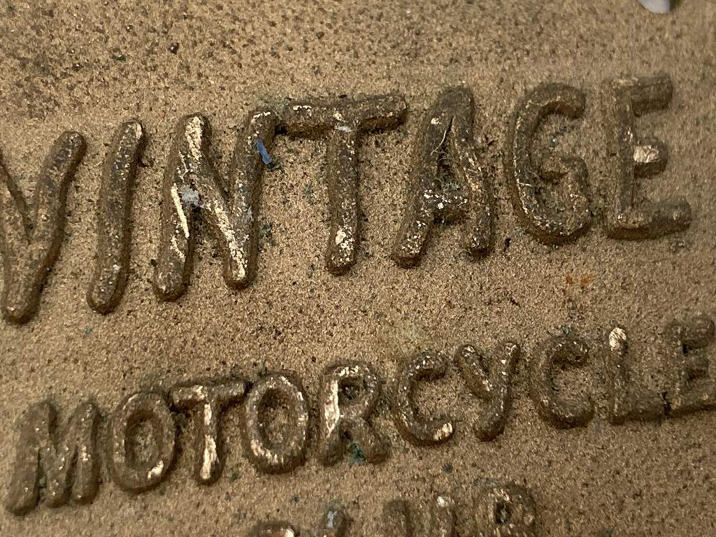 108455 「VINTAGE MOTORCYCLE CLUB」  真鍮製　BRASS エンブレム カーバッジ