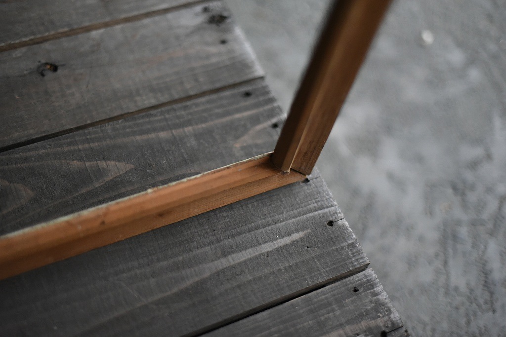 103584 ヴィンテージ　ウッドフレーム グラツキ破損　額縁