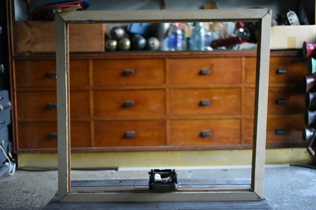 103584 ヴィンテージ　ウッドフレーム グラツキ破損　額縁