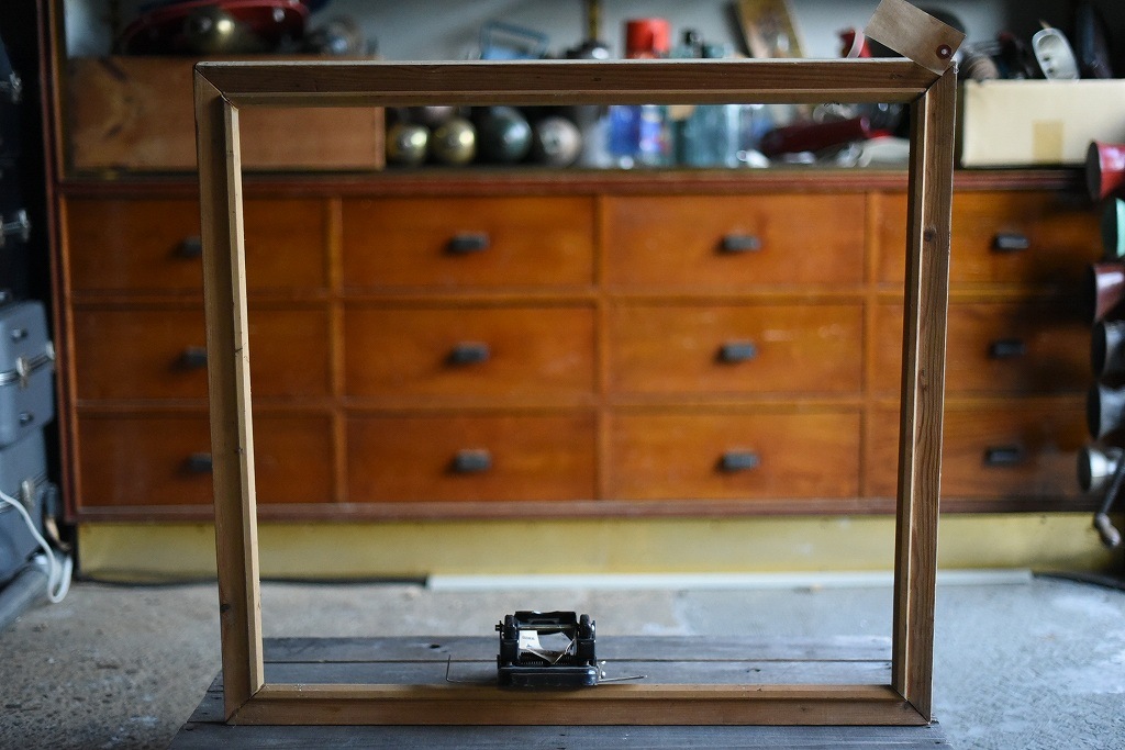 103584 ヴィンテージ　ウッドフレーム グラツキ破損　額縁