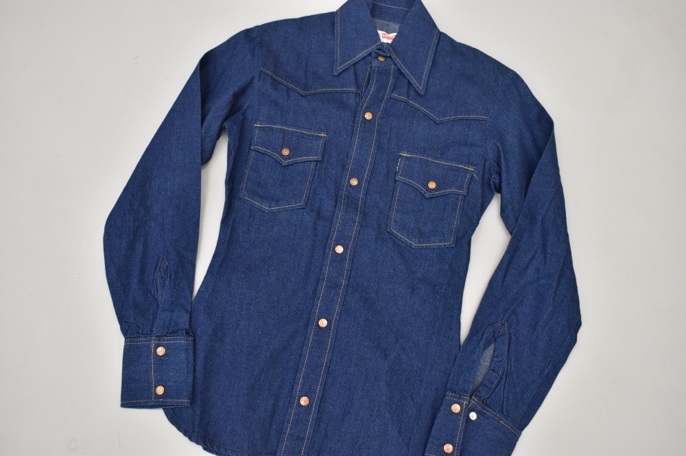 108574 1970s VINTAGE LEVI'S デニム ウエスタンシャツ UK 白タブ カットオフ DEAD STOCK