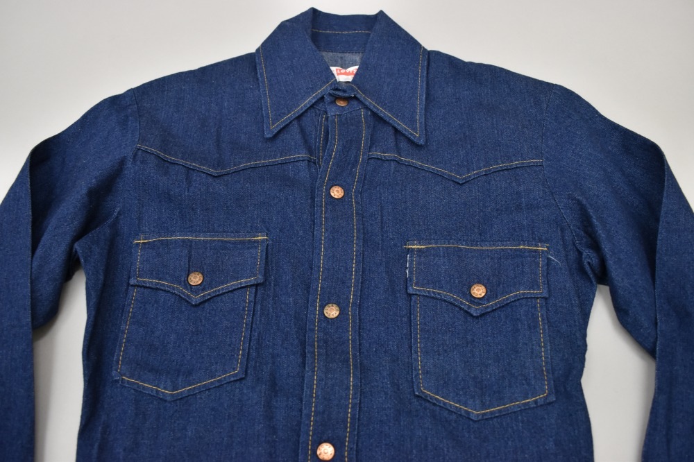 108574 1970s VINTAGE LEVI'S デニム ウエスタンシャツ UK 白タブ カットオフ DEAD STOCK