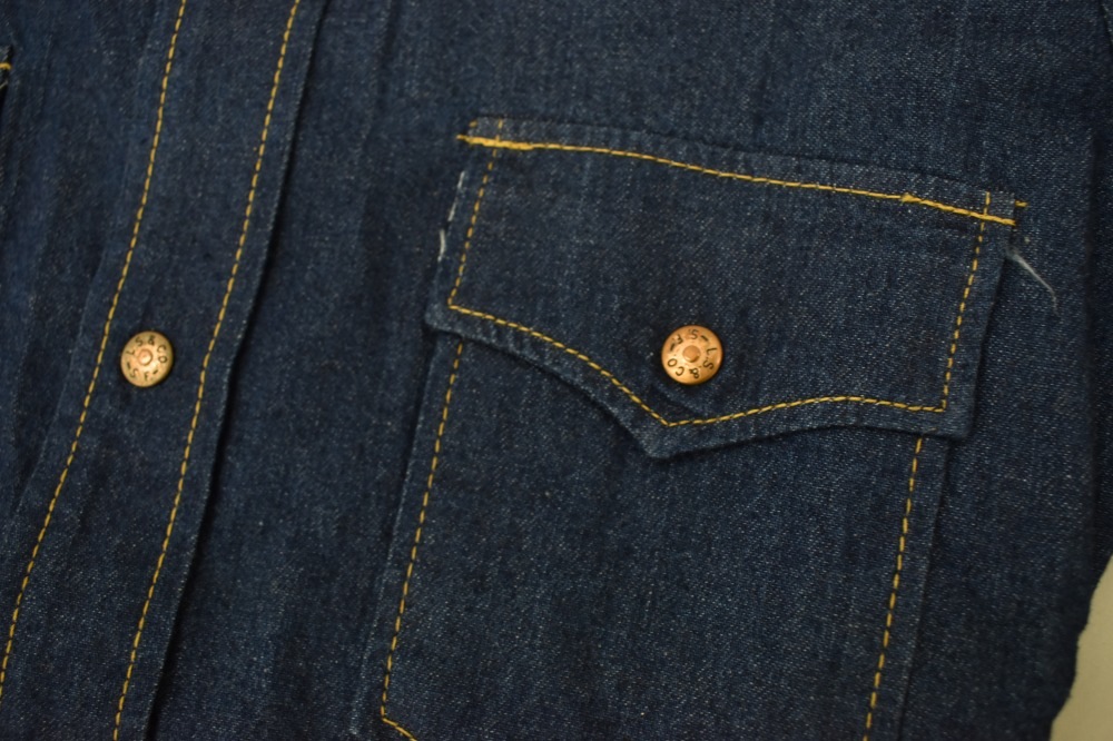 108574 1970s VINTAGE LEVI'S デニム ウエスタンシャツ UK 白タブ カットオフ DEAD STOCK