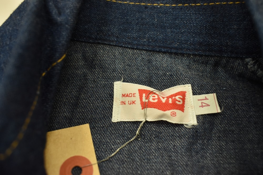 108574 1970s VINTAGE LEVI'S デニム ウエスタンシャツ UK 白タブ カットオフ DEAD STOCK