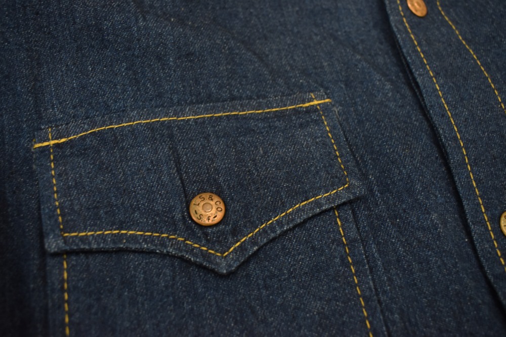 108574 1970s VINTAGE LEVI'S デニム ウエスタンシャツ UK 白タブ カットオフ DEAD STOCK