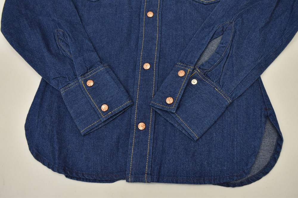 108574 1970s VINTAGE LEVI'S デニム ウエスタンシャツ UK 白タブ カットオフ DEAD STOCK