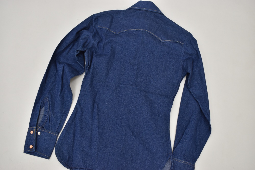 108574 1970s VINTAGE LEVI'S デニム ウエスタンシャツ UK 白タブ カットオフ DEAD STOCK