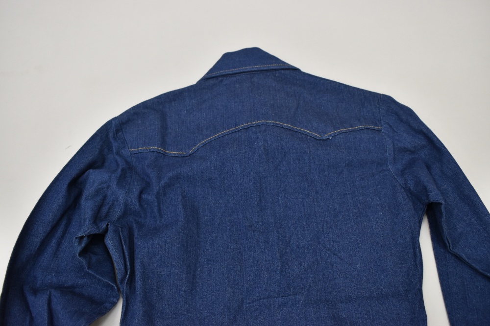 108574 1970s VINTAGE LEVI'S デニム ウエスタンシャツ UK 白タブ カットオフ DEAD STOCK