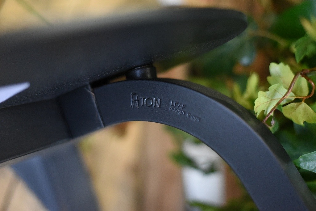 TON　BAR STOOL Leaf　371438　ミリタリーグリーン　マリーンブルー　ホワイト