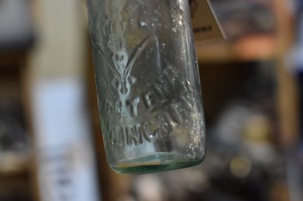 106792 ヴィンテージ　ボトル　瓶　イギリス ガラス