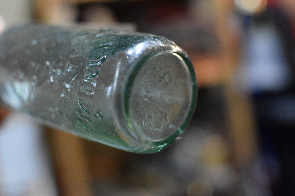 106792 ヴィンテージ　ボトル　瓶　イギリス ガラス