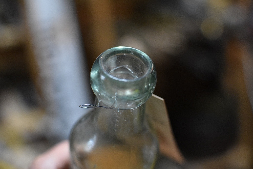 106792 ヴィンテージ　ボトル　瓶　イギリス ガラス