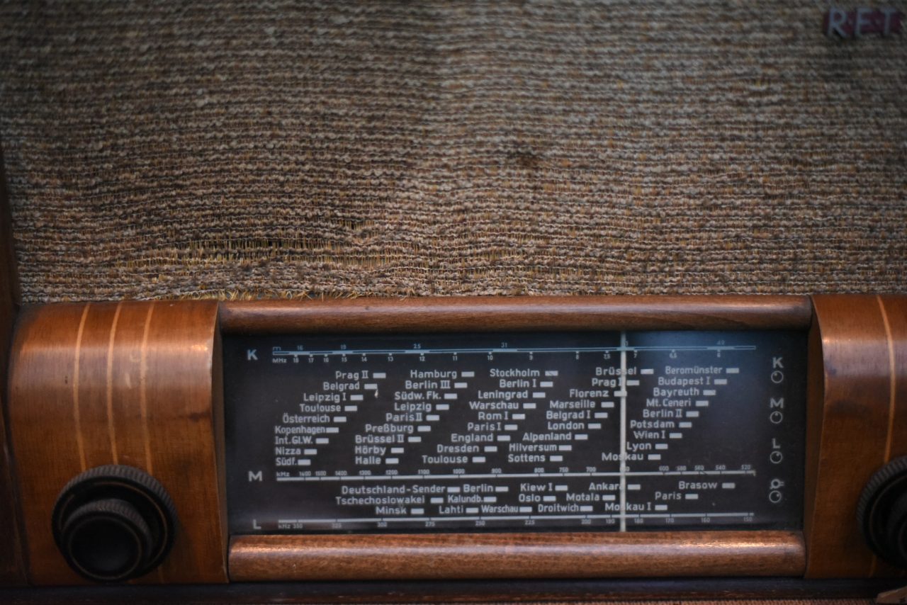 001092 ドイツ　RFT ヴィンテージ　ラジオ