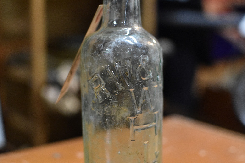 106763 ヴィンテージ　ボトル　瓶　イギリス ガラス