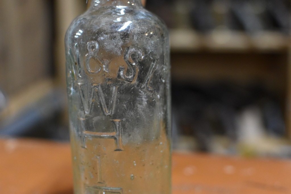 106763 ヴィンテージ　ボトル　瓶　イギリス ガラス