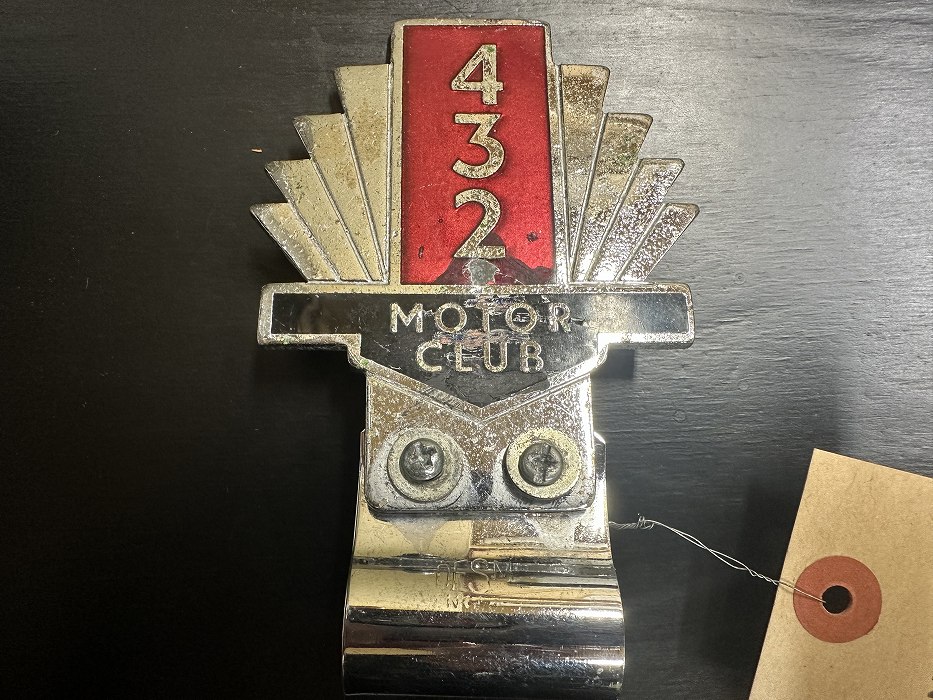 107184　ヴィンテージ「432 CAR CLUB」 カーバッチ エンブレム　DESMOバッジクリップ付き