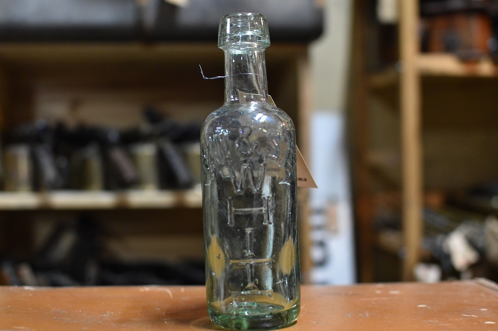 106762 ヴィンテージ　ボトル　瓶　イギリス ガラス