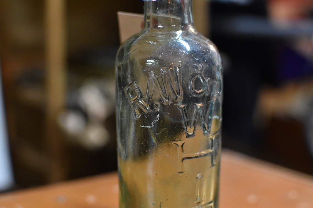 106762 ヴィンテージ　ボトル　瓶　イギリス ガラス