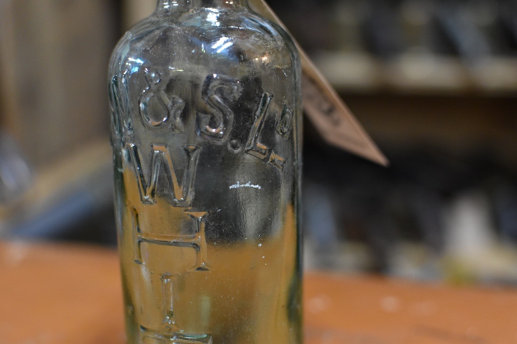 106762 ヴィンテージ　ボトル　瓶　イギリス ガラス