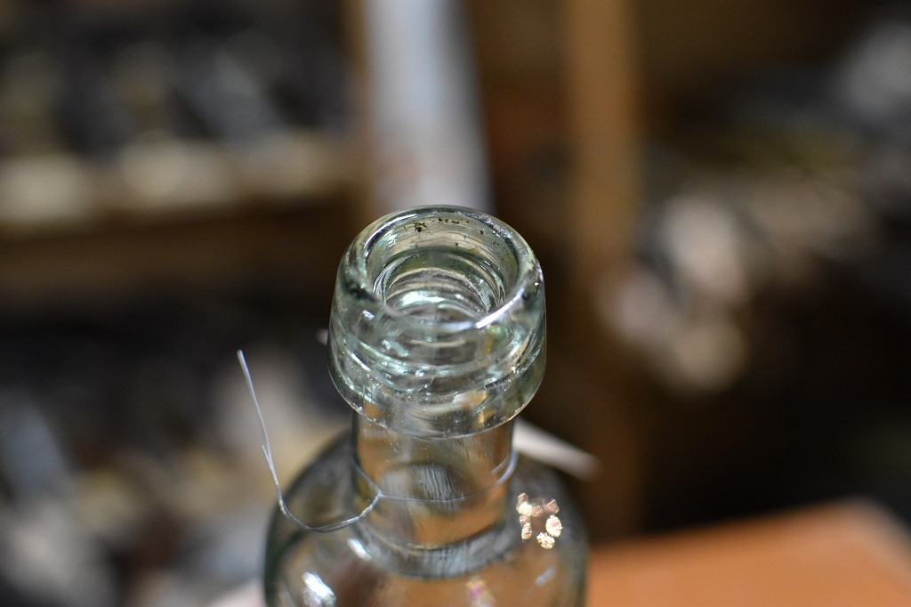 106762 ヴィンテージ　ボトル　瓶　イギリス ガラス