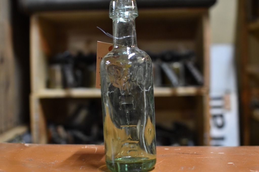 106762 ヴィンテージ　ボトル　瓶　イギリス ガラス