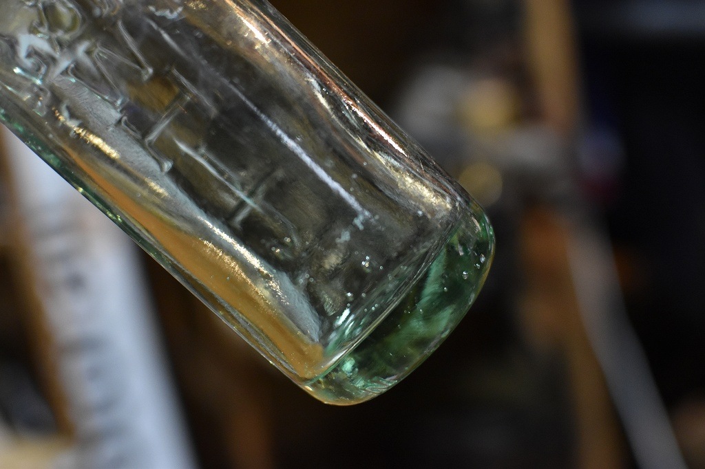 106762 ヴィンテージ　ボトル　瓶　イギリス ガラス