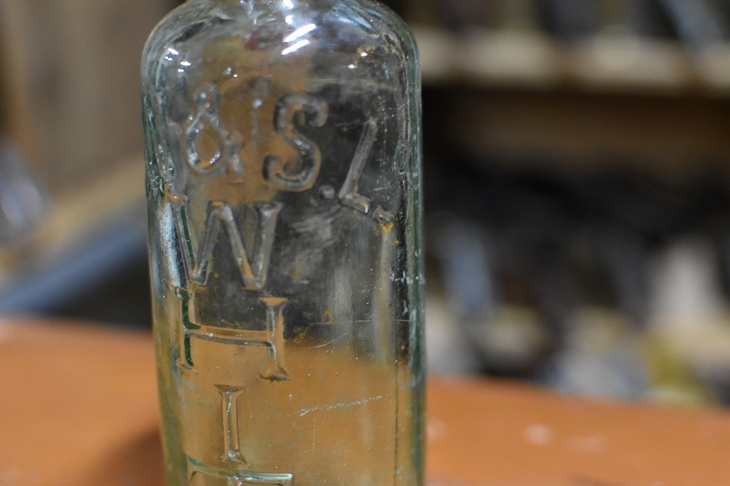 106765 ヴィンテージ　ボトル　瓶　イギリス ガラス